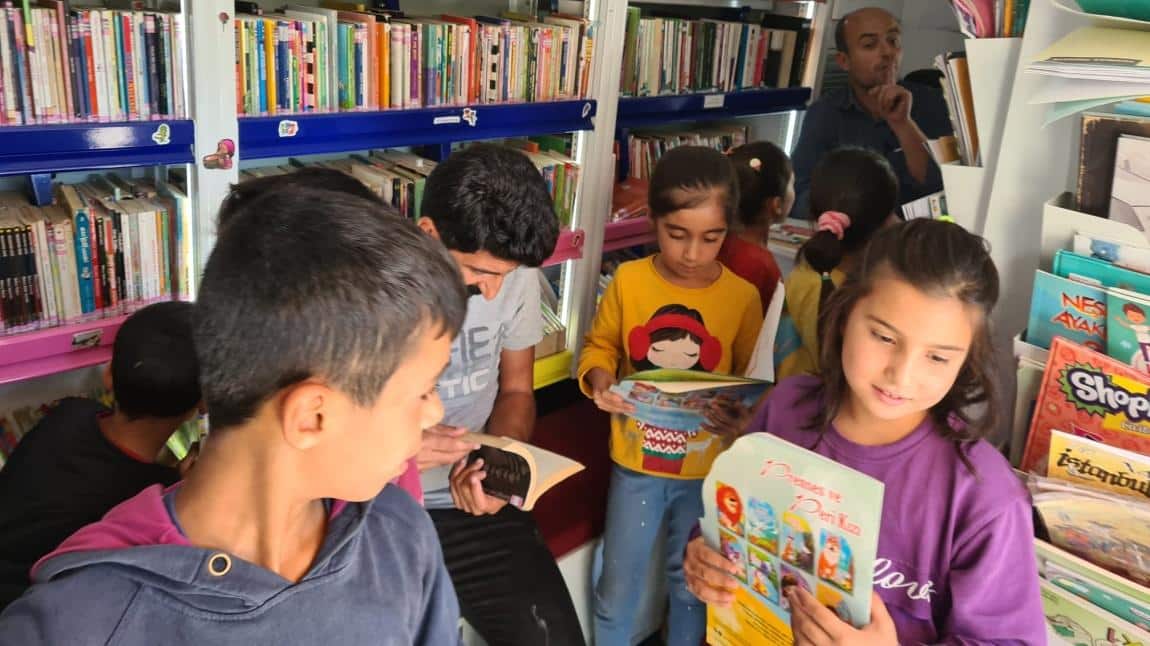 Okulumuz Öğrencileri Gezi Kütüphane İle Buluştu.